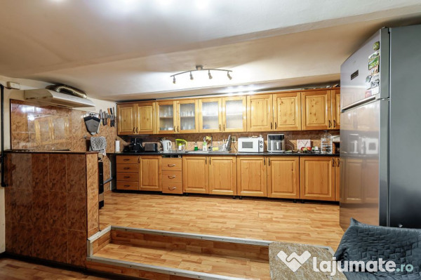 Casă solidă din cărămidă lângă Malul Mureșului cu... 