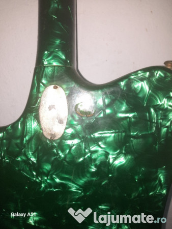 Chitara electronica cat si masina de cusut 