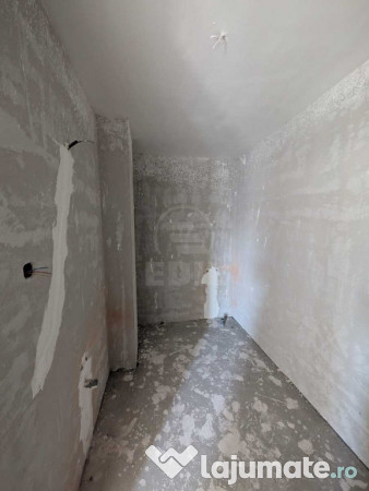 Apartament 3 camere semidecomandat 