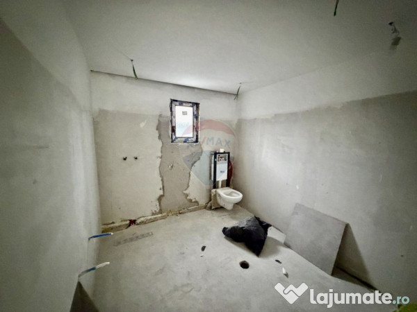 Casă cu 4 camere de vânzare