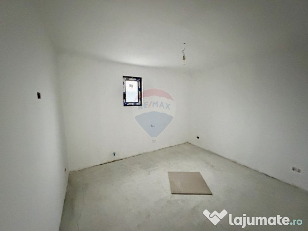 Casă cu 4 camere de vânzare