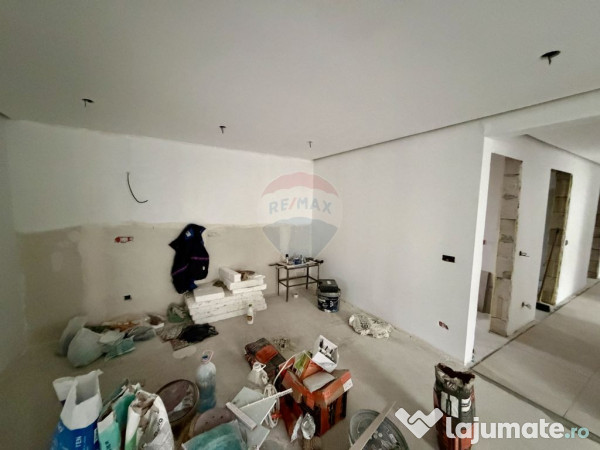 Casă cu 4 camere de vânzare