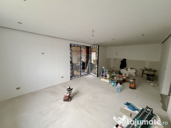 Casă cu 4 camere de vânzare