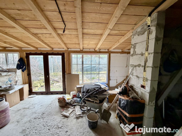 Casă cu 4 camere de vânzare