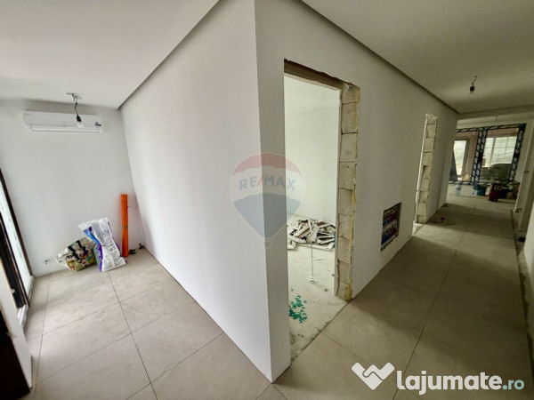 Casă cu 4 camere de vânzare