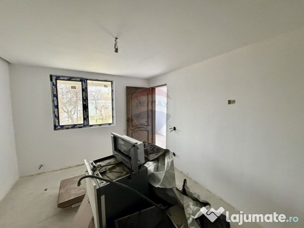 Casă cu 4 camere de vânzare