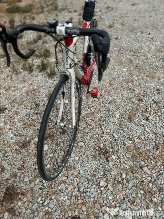 Bicicleta de curse din carbon 