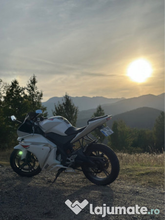 Motocicleta Yamaha YZF R125 2010 