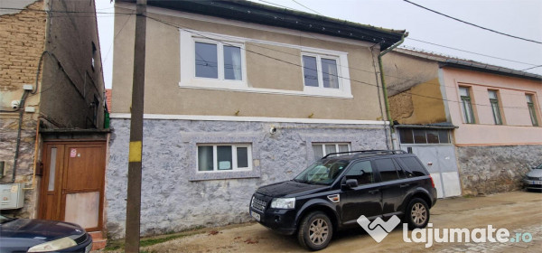 Resita Casa la Pret de Apartament,Parter, Etj 1 si Pod, Zona 