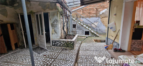 Resita Casa la Pret de Apartament,Parter, Etj 1 si Pod, Zona 