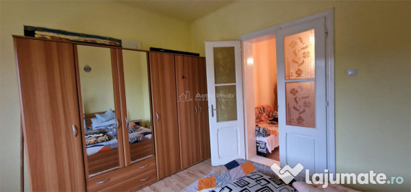 Resita Casa la Pret de Apartament,Parter, Etj 1 si Pod, Zona 