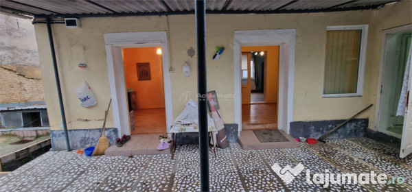 Resita Casa la Pret de Apartament,Parter, Etj 1 si Pod, Zona 