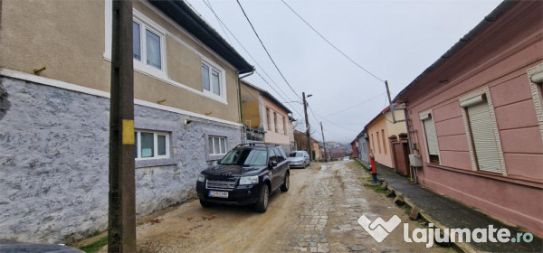Resita Casa la Pret de Apartament,Parter, Etj 1 si Pod, Zona 