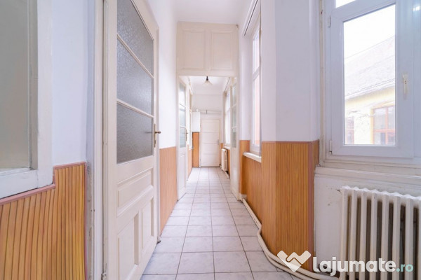 Apartament la casă, ultracentral– intimitate, curte pr... 