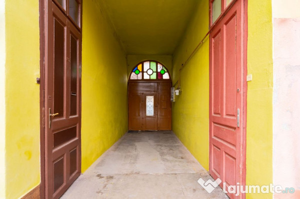 Apartament la casă, ultracentral– intimitate, curte pr... 