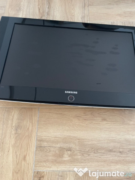 TV Samsung 82 cm cu zgârieturi 