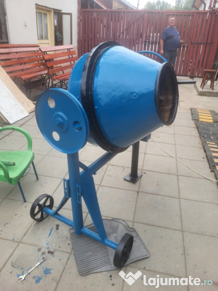 Plug,compresor și betoniera.