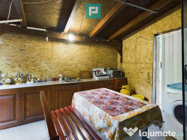 Căsuță cu anexe de vânzare pe ștrandul Neptun