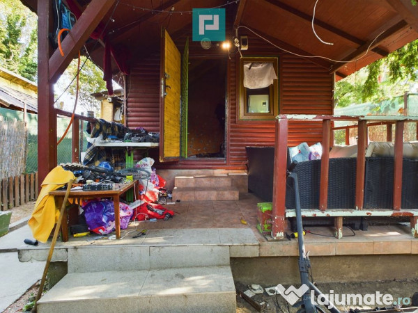 Căsuță cu anexe de vânzare pe ștrandul Neptun