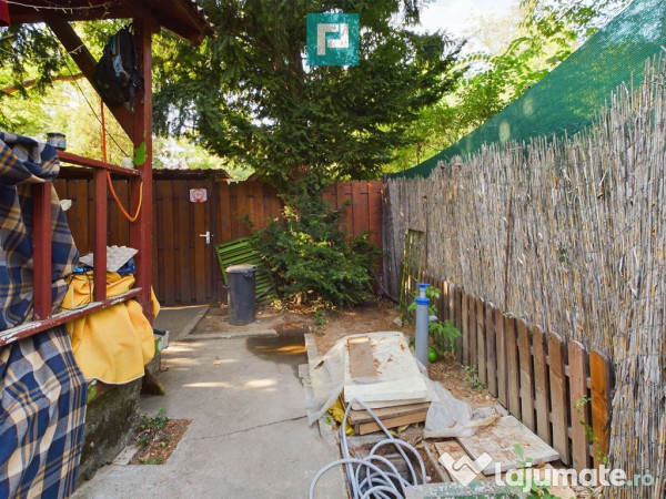 Căsuță cu anexe de vânzare pe ștrandul Neptun