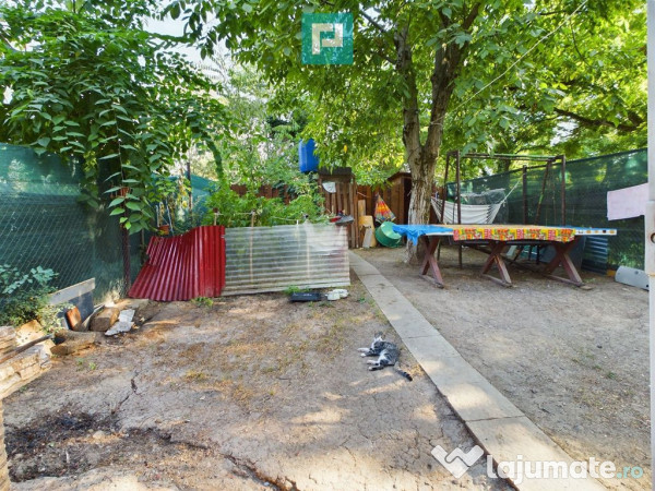 Căsuță cu anexe de vânzare pe ștrandul Neptun