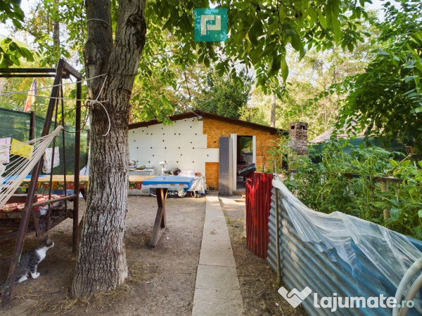 Căsuță cu anexe de vânzare pe ștrandul Neptun