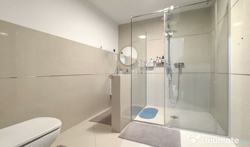 Terase generoase cu vederea spre padure 