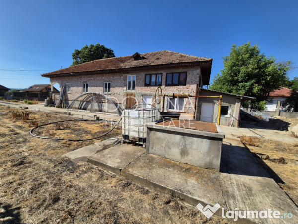 Casă cu teren impresionant în Târgu Jiu