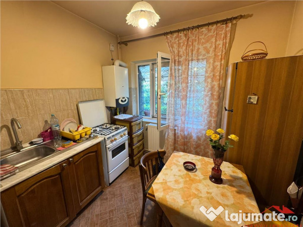 Apartament 3 camere, etaj 1, zona Garii , decomandat, parcar