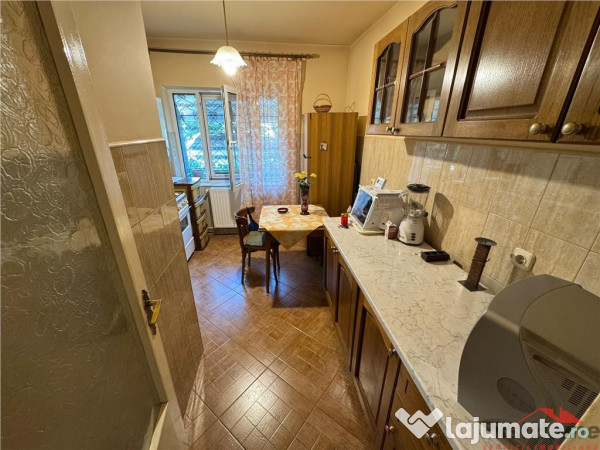 Apartament 3 camere, etaj 1, zona Garii , decomandat, parcar