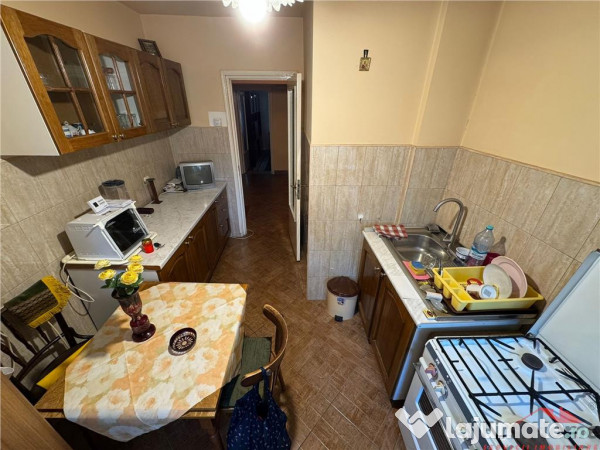 Apartament 3 camere, etaj 1, zona Garii , decomandat, parcar