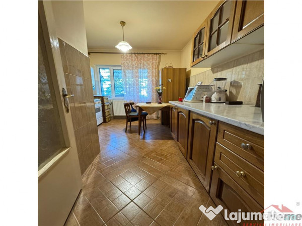 Apartament 3 camere, etaj 1, zona Garii , decomandat, parcar