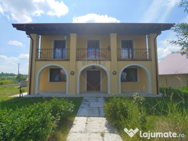 Casă / Vilă de lux cu 5 camere de vânzare în Vadu Mol...