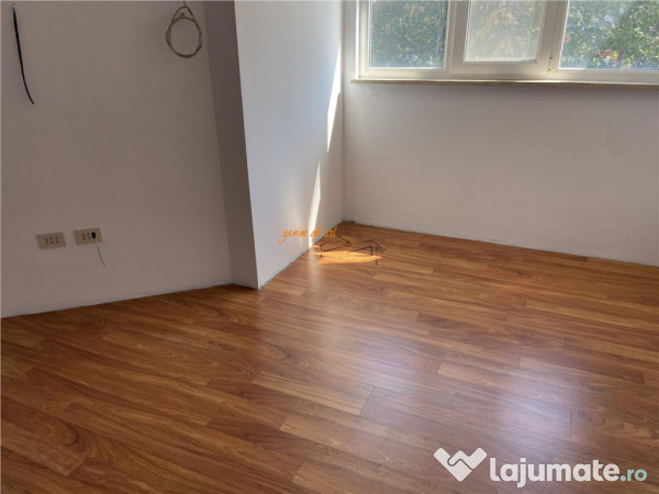 Apartament 4 camere transformat in 3 camere , zona ultracent 