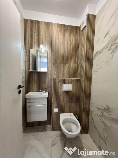 Apartament cu 3 camere 2 bai si balcon etaj 1 zona Doamna St 