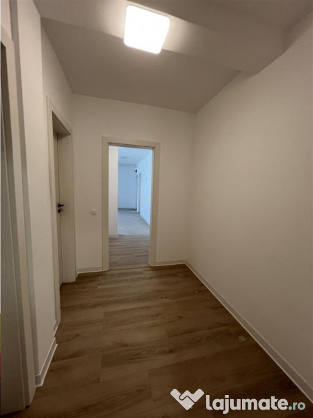 Apartament cu 3 camere 2 bai si balcon etaj 1 zona Doamna St 