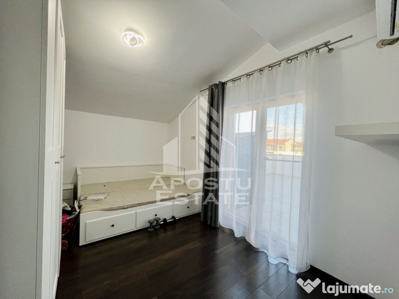 Apartament cu trei camere , decomandat , cu terasa ,in Giroc 