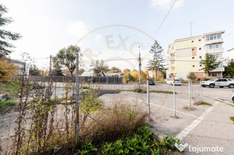 Teren stradal pe colț - Ideal afacere - front stradal mare 