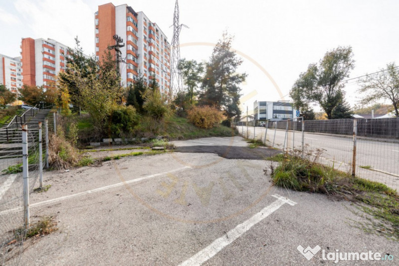 Teren stradal pe colț - Ideal afacere - front stradal mare 