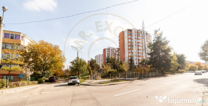 Teren stradal pe colț - Ideal afacere - front stradal mare 