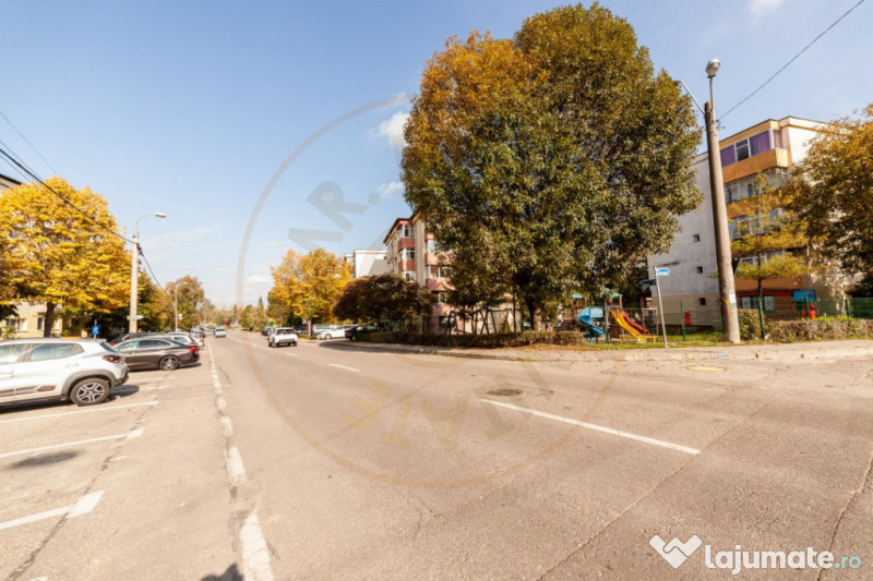 Teren stradal pe colț - Ideal afacere - front stradal mare 