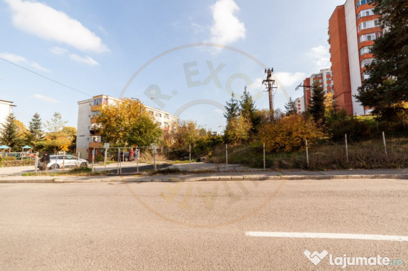 Teren stradal pe colț - Ideal afacere - front stradal mare 