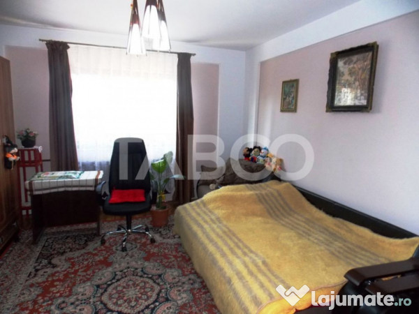 Casa individuala de vanzare 370mp 6 camere si 760mp teren Gu 