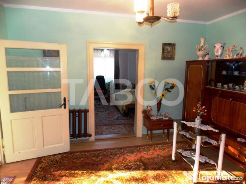 Casa individuala de vanzare 370mp 6 camere si 760mp teren Gu 