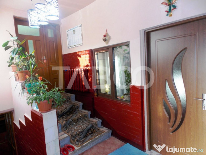 Casa individuala de vanzare 370mp 6 camere si 760mp teren Gu 