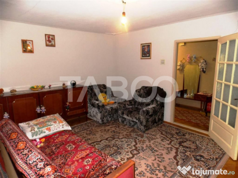 Casa individuala de vanzare 370mp 6 camere si 760mp teren Gu 