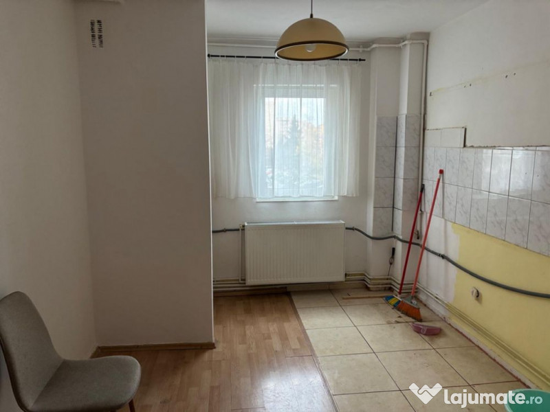 Apartament 2 camere decomandat etajul 1 zona Onix