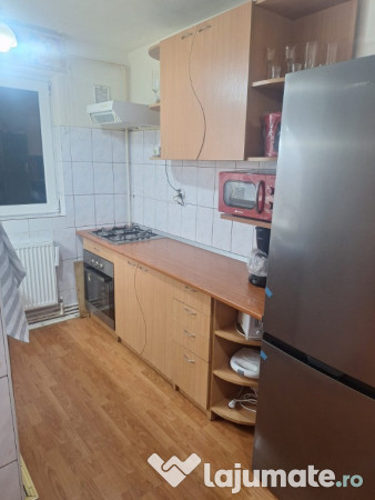 Închiriez apartament 3 camere pe strada Toamnei nr. 1