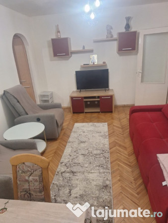Închiriez apartament 3 camere pe strada Toamnei nr. 1