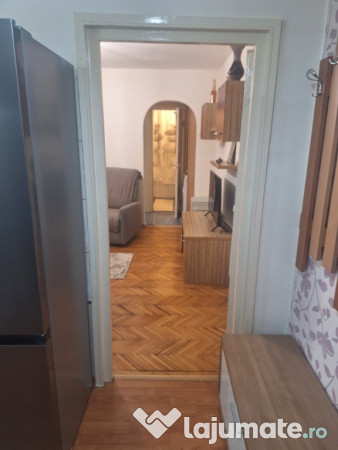 Închiriez apartament 3 camere pe strada Toamnei nr. 1